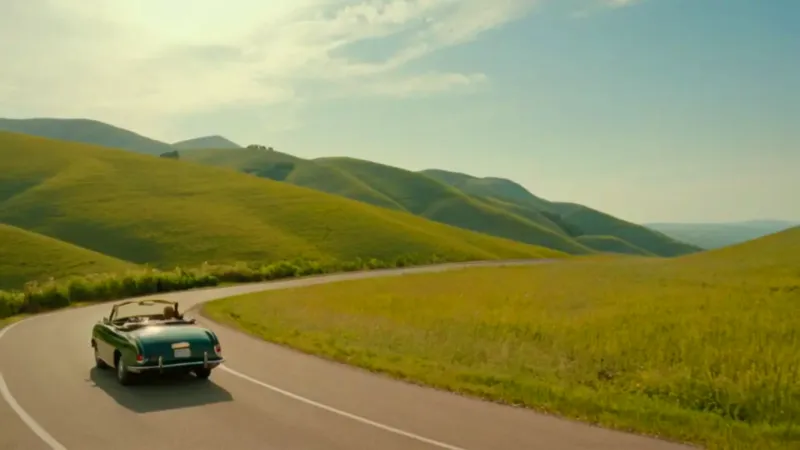 Mujer contempla el paisaje desde su coche