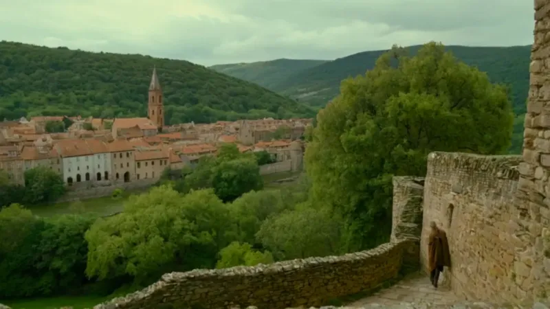 Figura contempla el pueblo antiguo