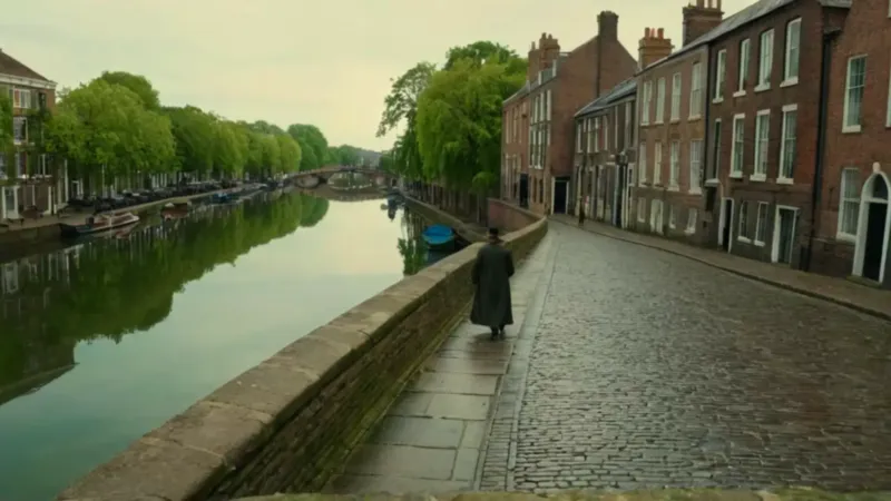 Figura solitaria contempla el tranquilo canal