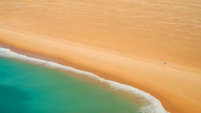 Un kitesurfista surca el mar soleado