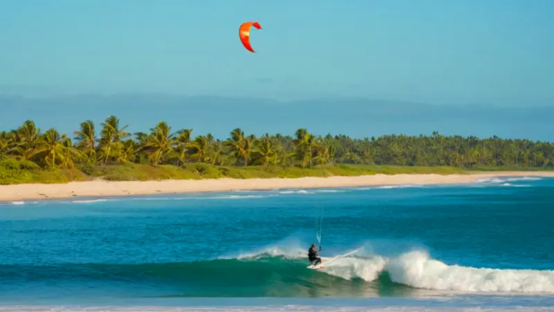 Kitesurfista en una idílica playa tropical
