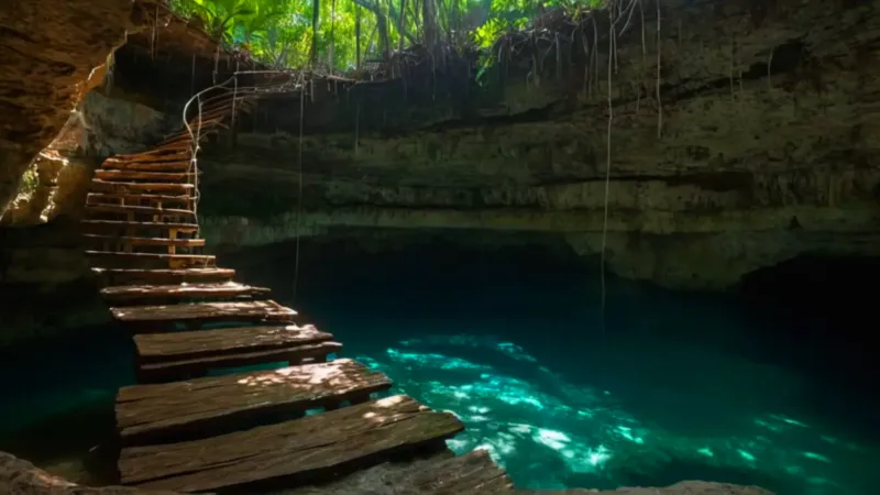 Un haz de luz ilumina el cenote