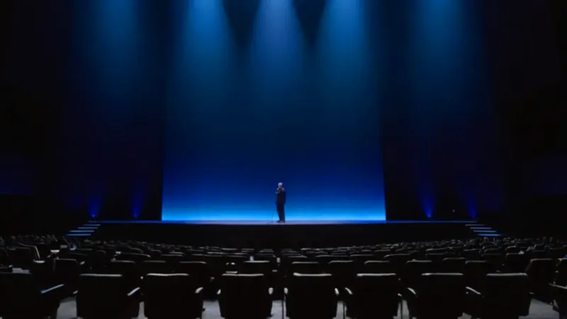 Una figura sola en un escenario inmenso
