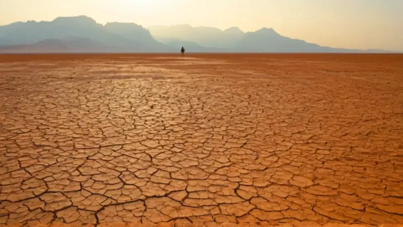 Hombre solo entre hormigón y largas sombras