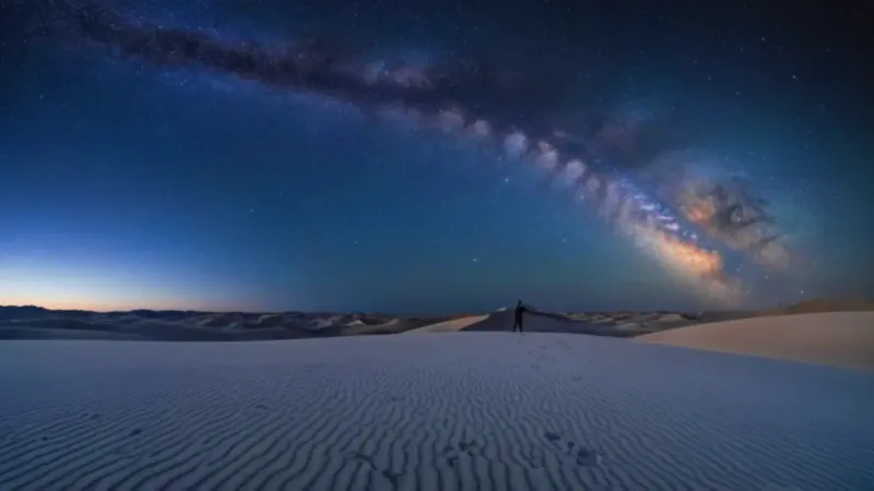 Una figura solitaria en un desierto estrellado