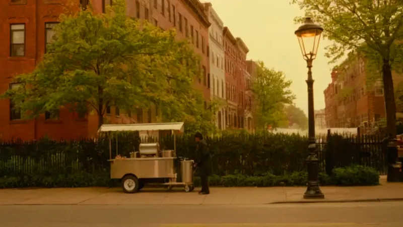 Persona en un puesto de comida urbano