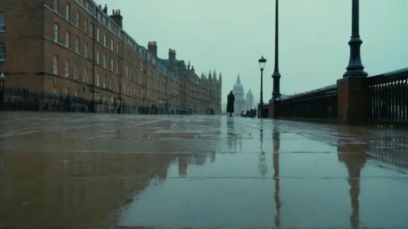 Soledad en una calle gris de Londres
