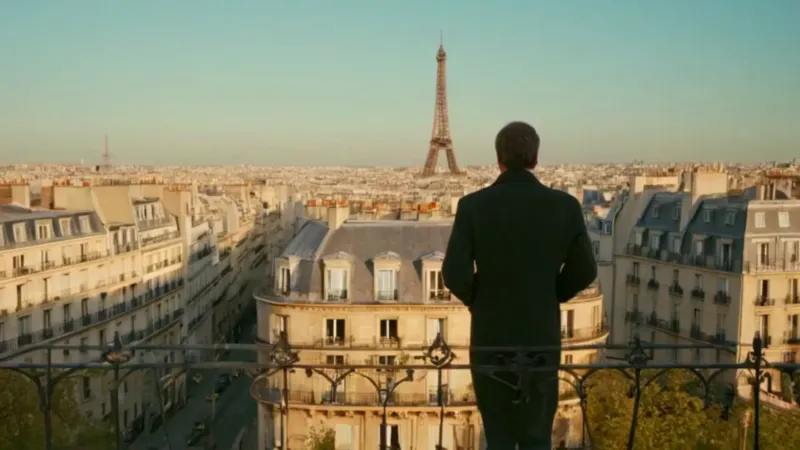 Una figura contempla los tejados de París