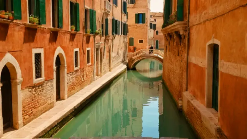 Atardecer dorado en un canal de Venecia
