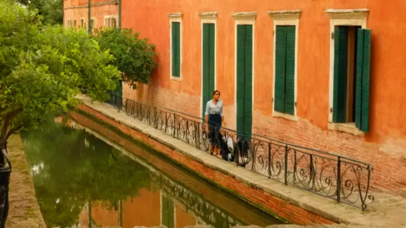 Atardecer sereno en un canal de Venecia