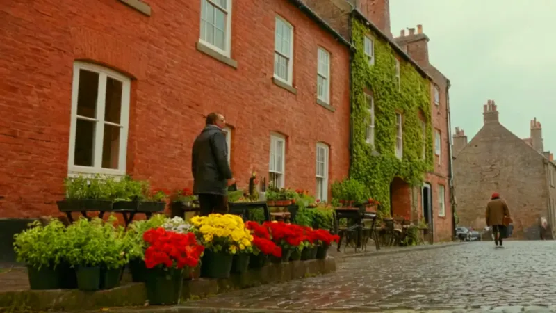 Pub rojo sobre adoquines mojados