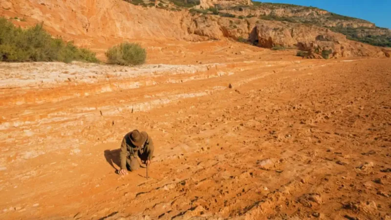 Un geólogo examina una roca mallorquina
