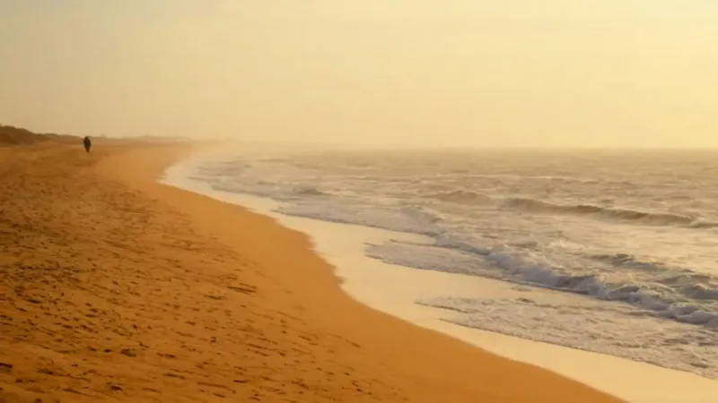 Figura solitaria frente a la inmensidad del mar