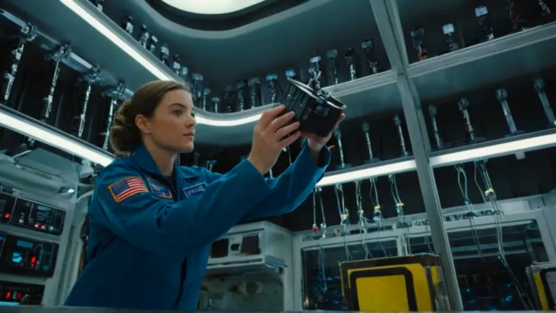 Astronauta trabaja flotando en el laboratorio espacial