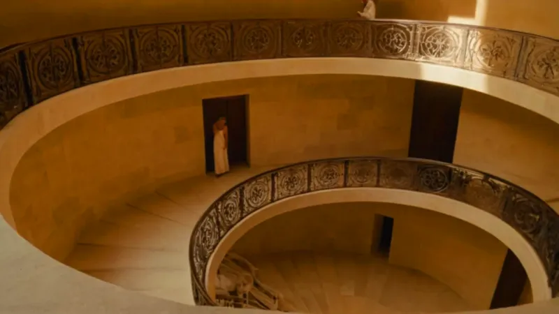 Una figura sola en una biblioteca grandiosa