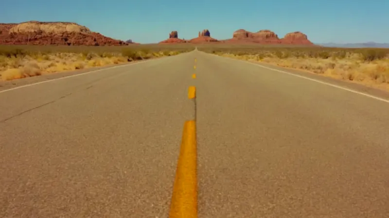 Figura solitaria en un camino desértico