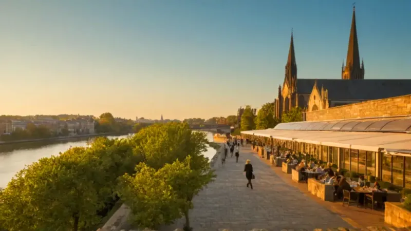 Atardecer urbano en el paseo fluvial