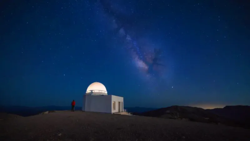 Silueta solitaria contempla el cielo estrellado