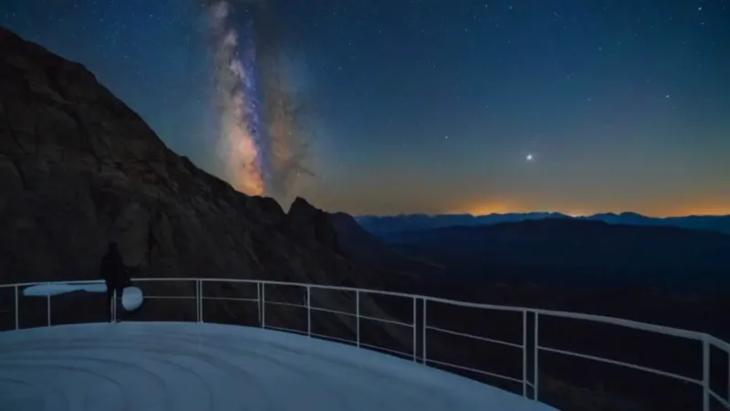 Una estrella pulsa sobre el observatorio