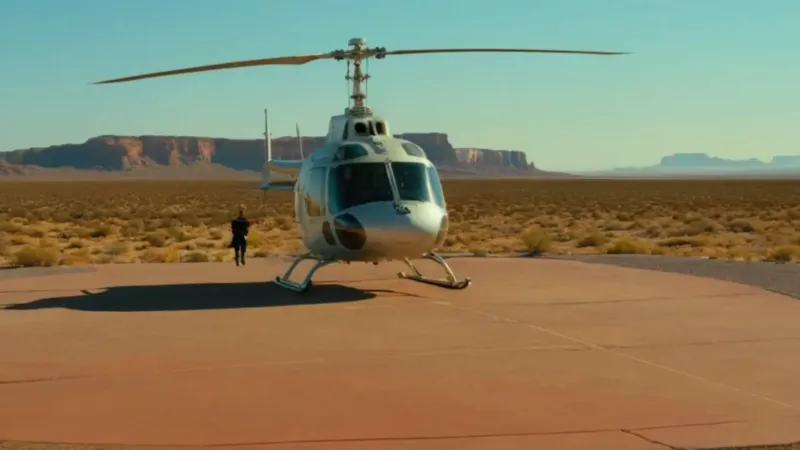 Helicóptero en un helipuerto en el desierto