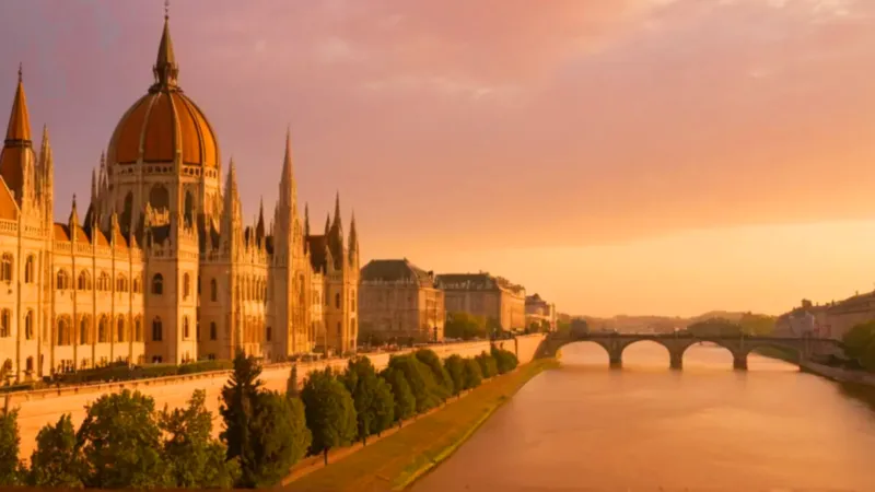 Silueta solitaria ante el atardecer urbano