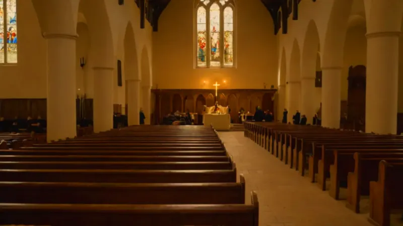 Un haz de luz ilumina el templo