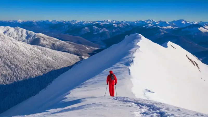Alpinista solitario en la cumbre helada