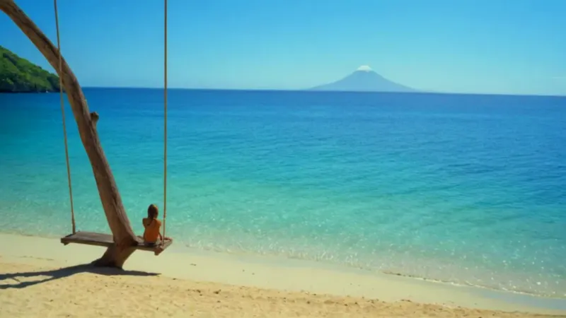 Figura en columpio sobre el mar turquesa