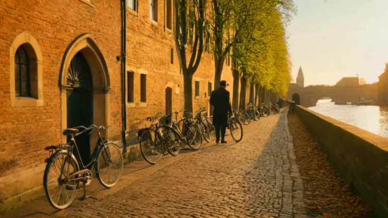 Ciclista contempla el canal al atardecer