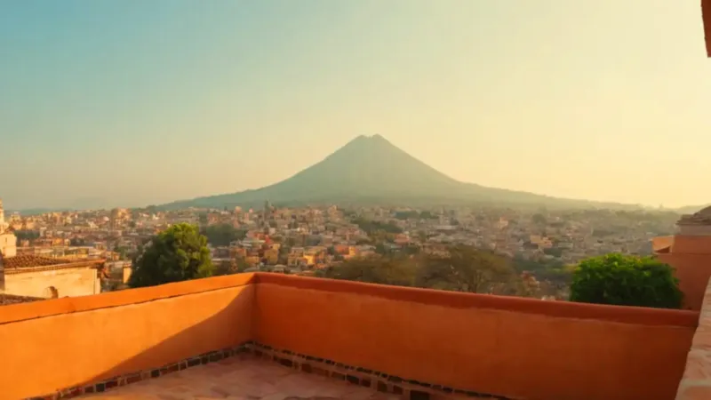 Una figura contempla la ciudad colonial