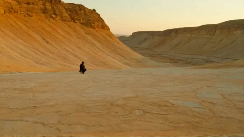 Figura arrodillada en la cantera dorada