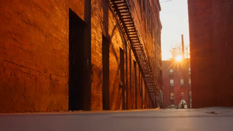 Hombre solitario en un callejón al atardecer