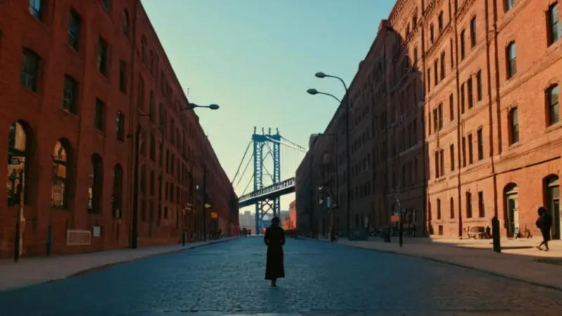 Hombre solo bajo un puente industrial