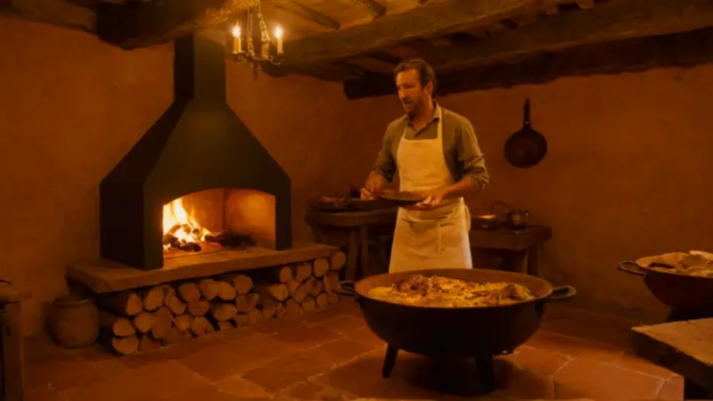 Cocinero saca el asado del horno