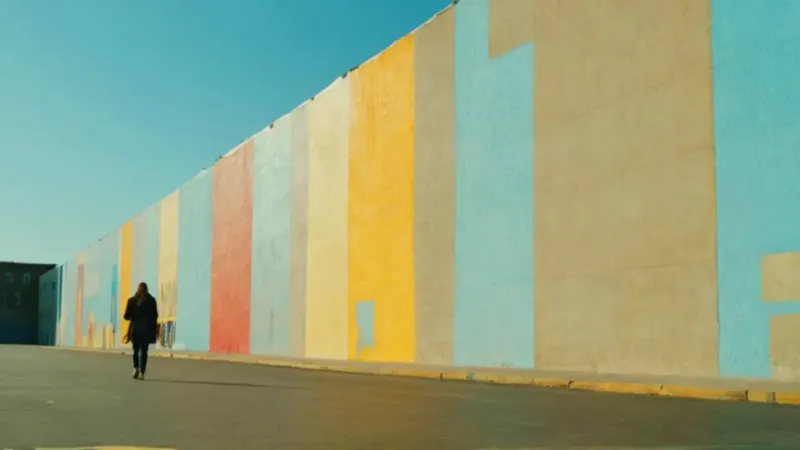 El inmenso mural empequeñece a la persona
