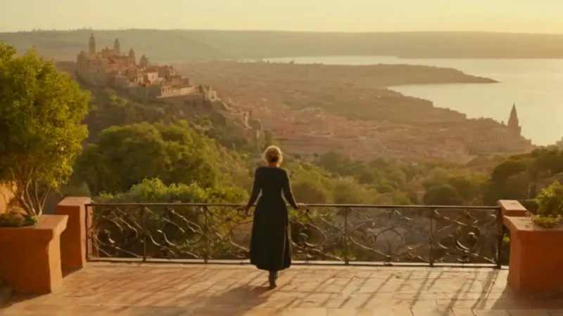Una figura contempla la ciudad al atardecer