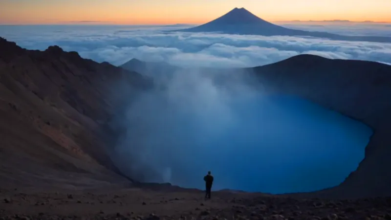 Soledad ante el volcán al amanecer