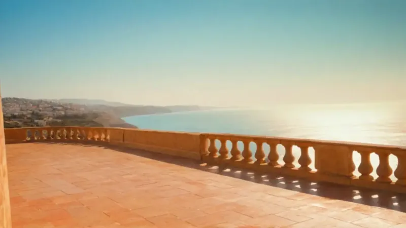 Figura contempla la costa desde lo alto