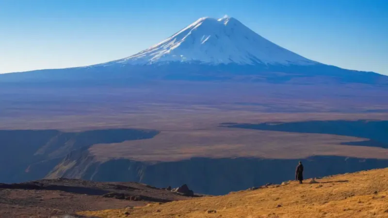 Un hombre contempla el majestuoso volcán