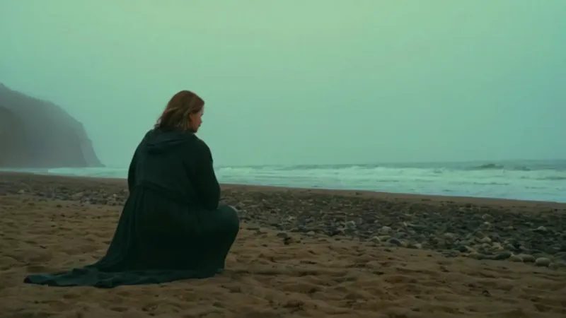 Figura solitaria frente al inmenso mar