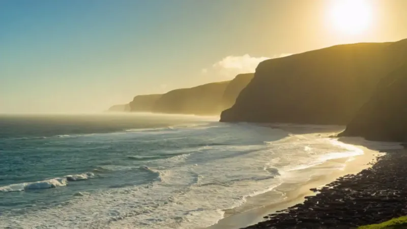 Atardecer dorado en la costa solitaria