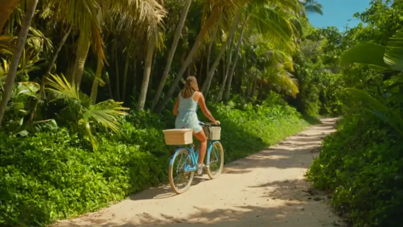 Un ciclista pedalea por la costa tropical