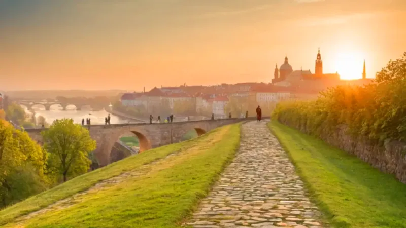 Una silueta contempla el atardecer en Praga