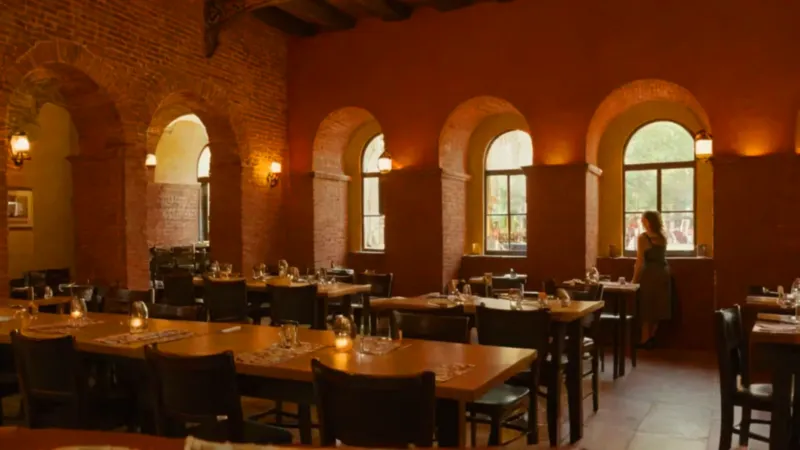 Acogedor restaurante con arco de ladrillo