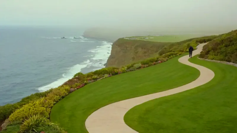 Parapentista en un acantilado frente al mar