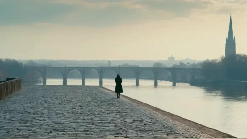 Una silueta frente al puente de la ciudad