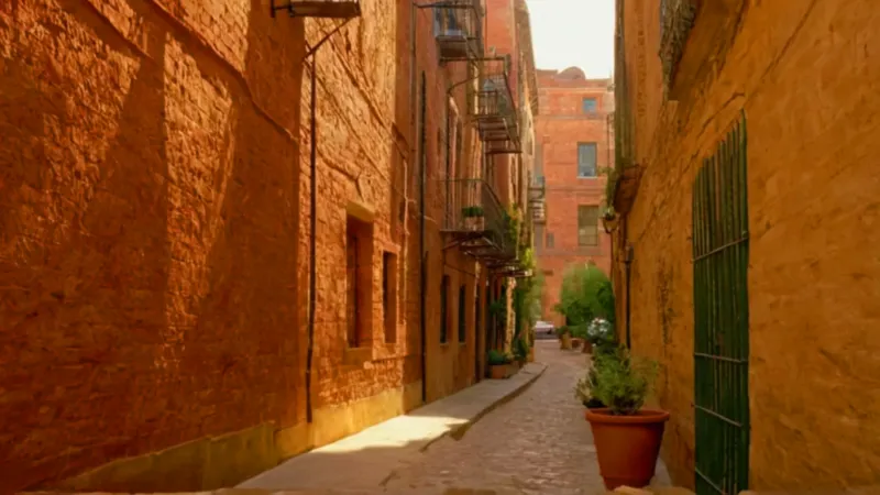 Un colorido callejón de sol y sombras