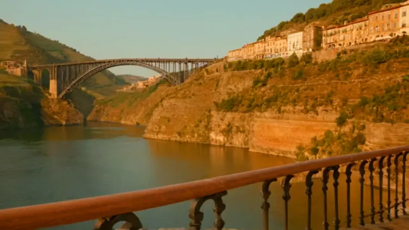 Paisaje de Oporto sobre el Duero al atardecer