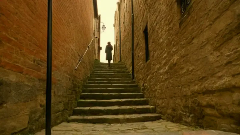 Una escalera desciende por un angosto pasaje