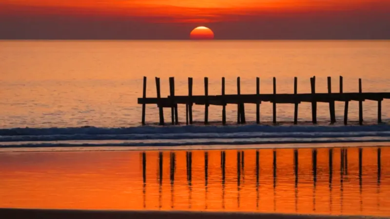 Sereno atardecer en el muelle